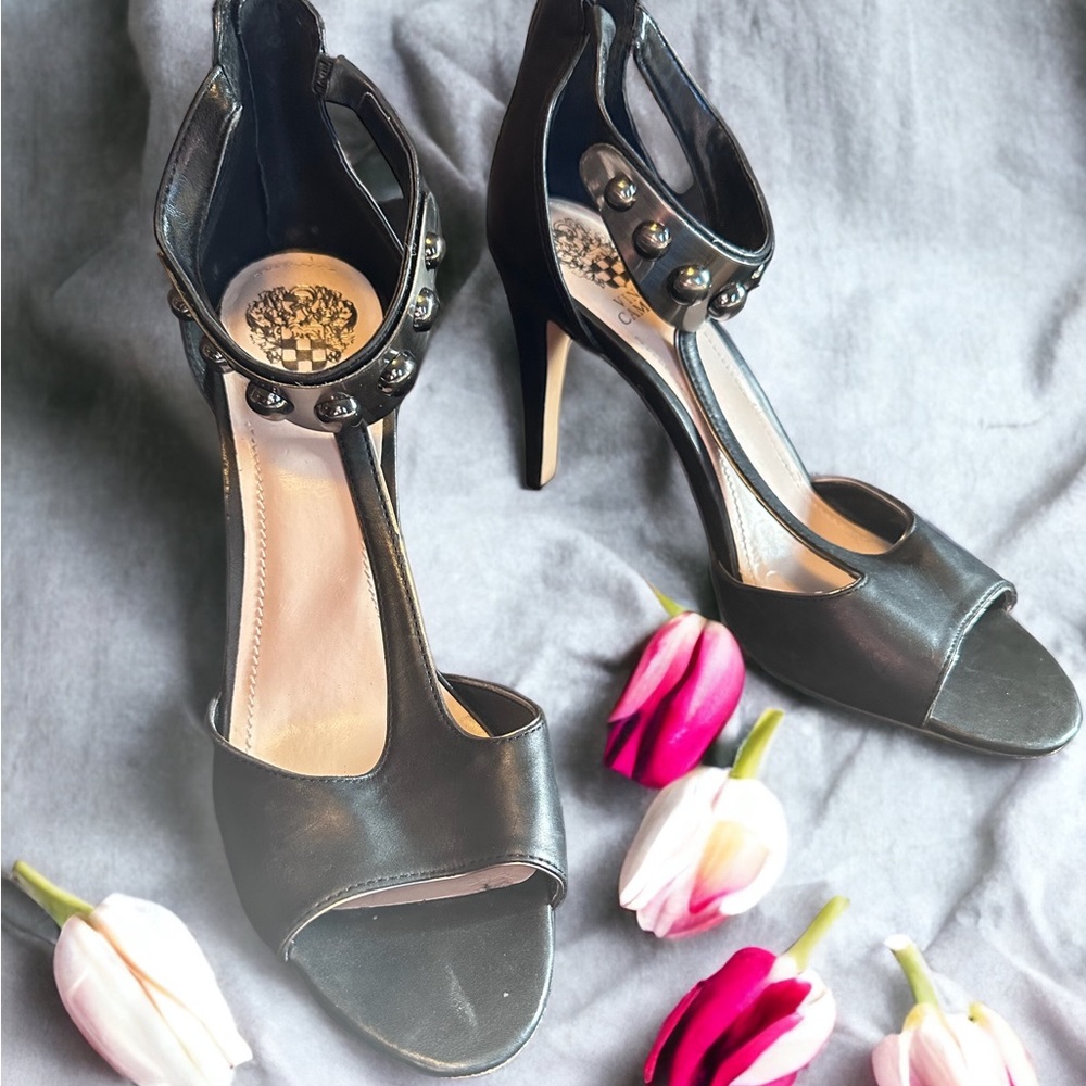 Peep toe pump with T strap .